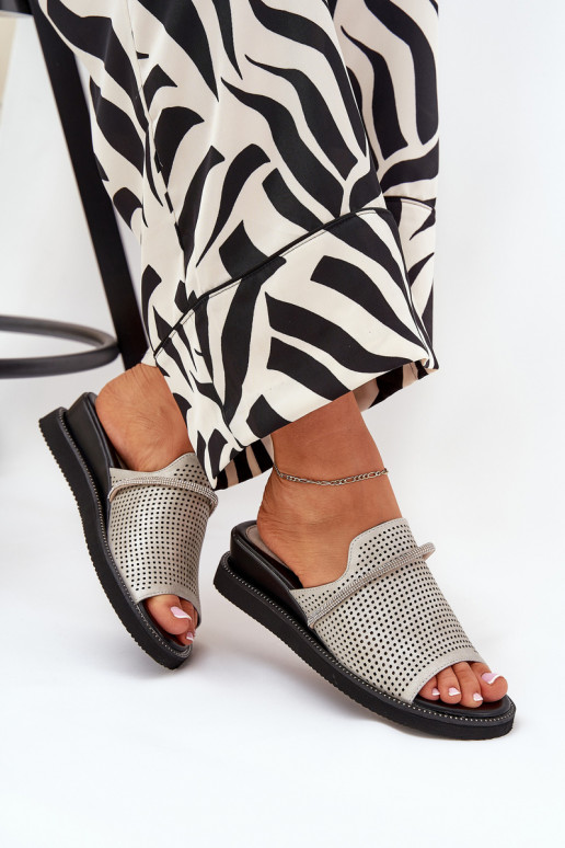 Damespantoffels Op de INig Met decoratieve streep zilvere kleur TeriInes Damespantoffels Op de INig Met decoratieve streep zilvere kleur TeriInes