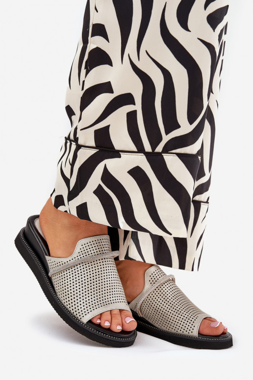 Damespantoffels Op de INig Met decoratieve streep zilvere kleur TeriInes Damespantoffels Op de INig Met decoratieve streep zilvere kleur TeriInes