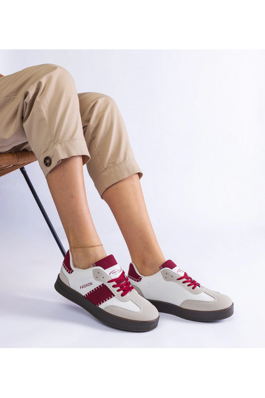 Bordeaux sneakers op plateau met...