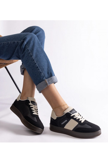 Zwarte sneakers op plateau...