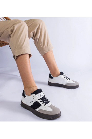 Witte sneakers op plateau...