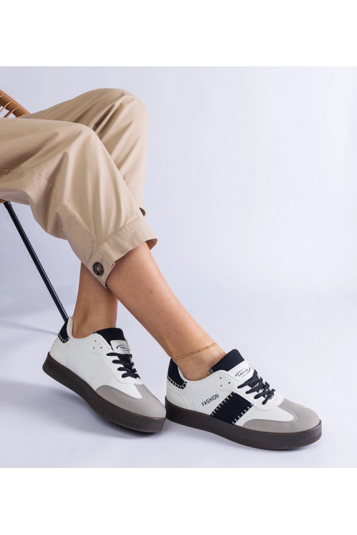 Baskets blanches sur plateforme avec...