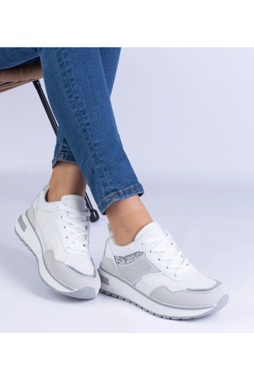 Witte sneakers versierd met...