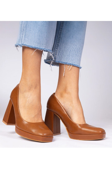 Bruine pumps op een stevige... 2