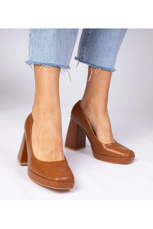 Bruine pumps op een stevige hak met...