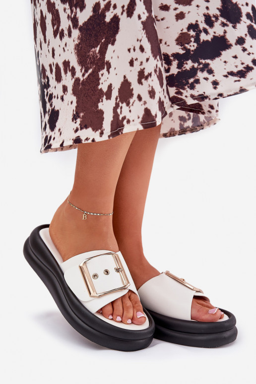 Pantoufles pour femmes avec une plateforme décorer avec boucles couleur blanche Zelori Pantoufles pour femmes avec une plateforme décorer avec boucles couleur blanche Zelori