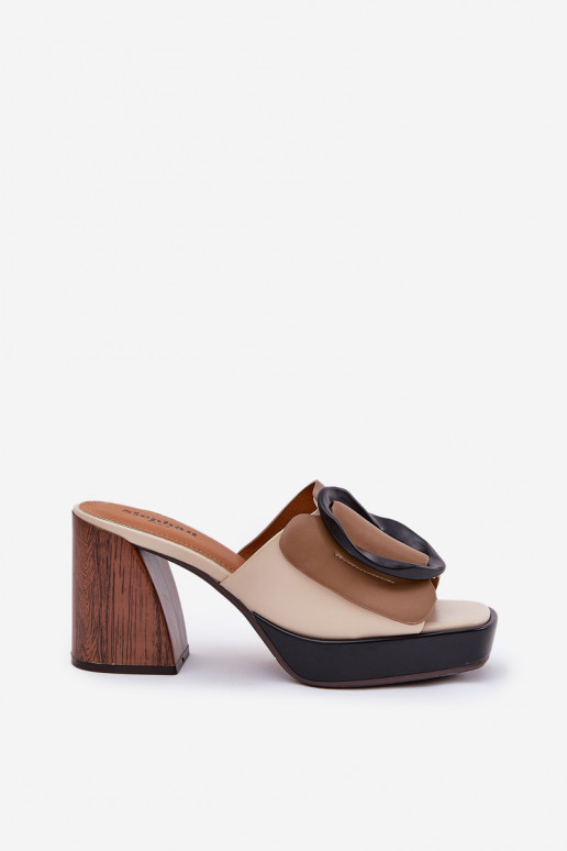 Pantoufles pour femmes Activé SłupkoÀym Obcasie avec boucles beige Amuria