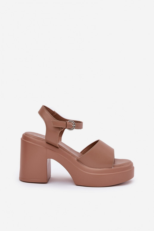 Sandales pour femmes Sur un énorme poteau et plateforme en cuir écologique beige Korlevia Sandales pour femmes Sur un énorme poteau et plateforme en cuir écologique beige Korlevia