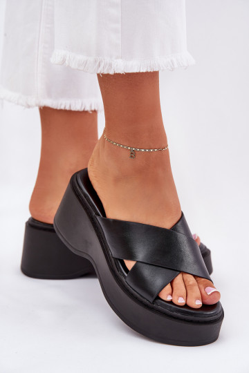 Pantoufles pour femmes avec une plateforme I Koturnie couleur noire Nelithraea 2