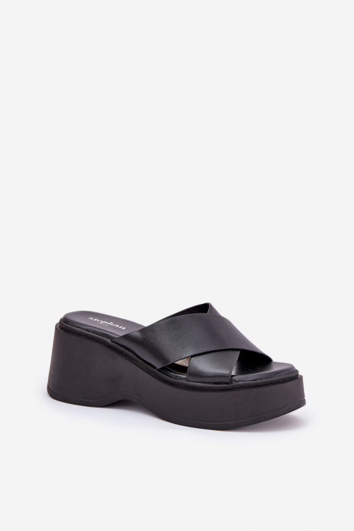 Pantoufles pour femmes avec une plateforme I Koturnie couleur noire Nelithraea