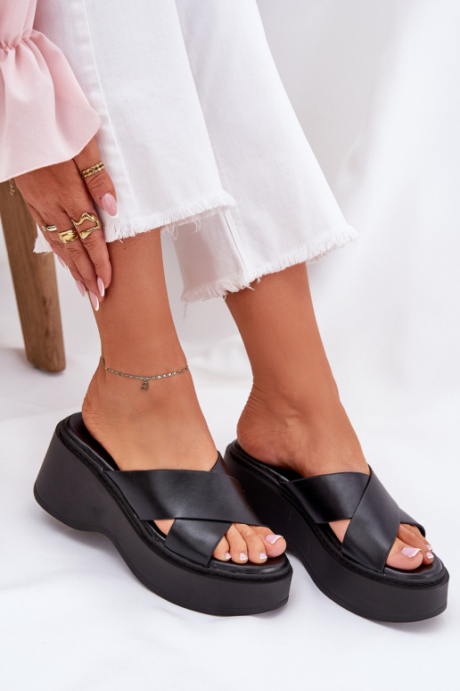 Pantoufles pour femmes avec une plateforme I Koturnie couleur noire Nelithraea