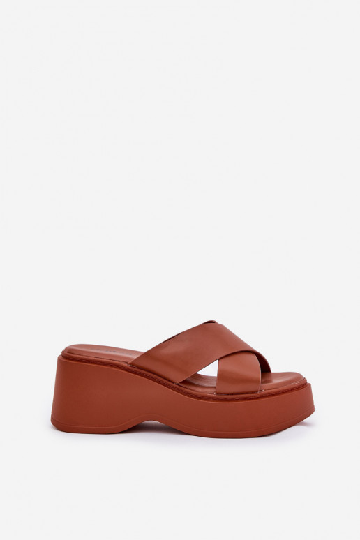 Pantoufles pour femmes avec une plateforme I Koturnie marron Nelithraea Pantoufles pour femmes avec une plateforme I Koturnie marron Nelithraea