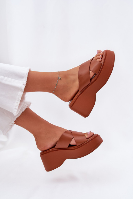 Damenhausschuhe mit einer Plattform I Koturnie braune Farbe Nelithraea