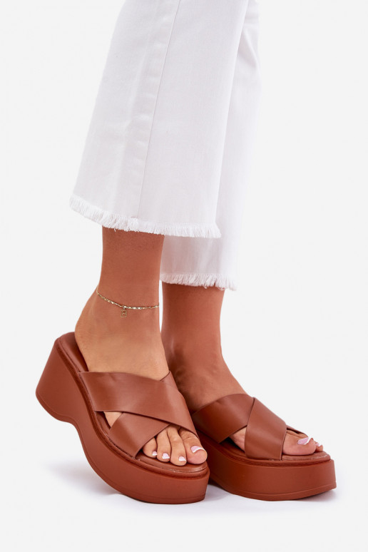 Pantoufles pour femmes avec une plateforme I Koturnie marron Nelithraea Pantoufles pour femmes avec une plateforme I Koturnie marron Nelithraea