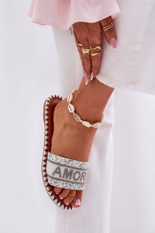 Pantoufles pour femmes avec des talons larges Avec décoration couleur blanche Dorfedi Pantoufles pour femmes avec des talons larges Avec décoration couleur blanche Dorfedi