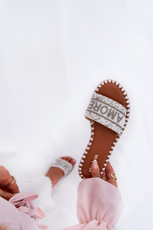 Pantoufles pour femmes avec des talons larges Avec décoration couleur blanche Dorfedi Pantoufles pour femmes avec des talons larges Avec décoration couleur blanche Dorfedi