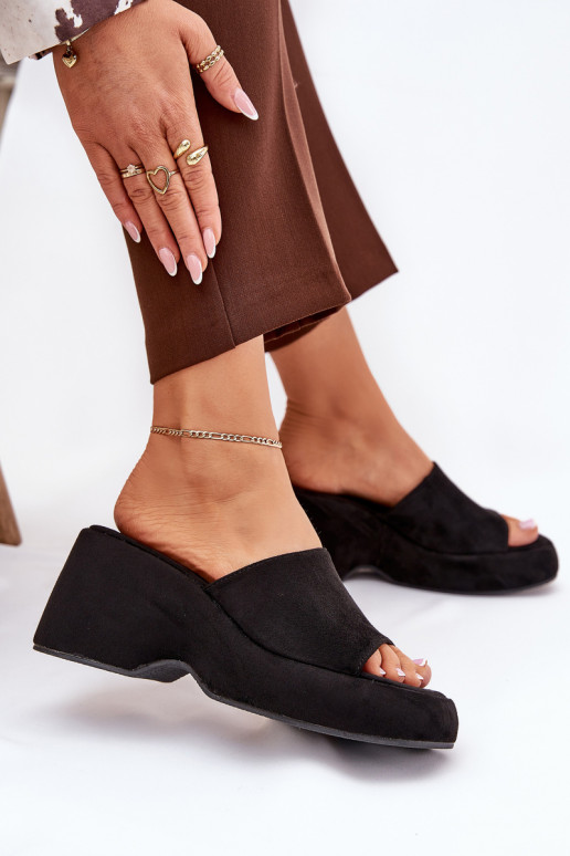 Eko Chaussons femme en daim avec une plateforme I Koturnie couleur noire Afisal