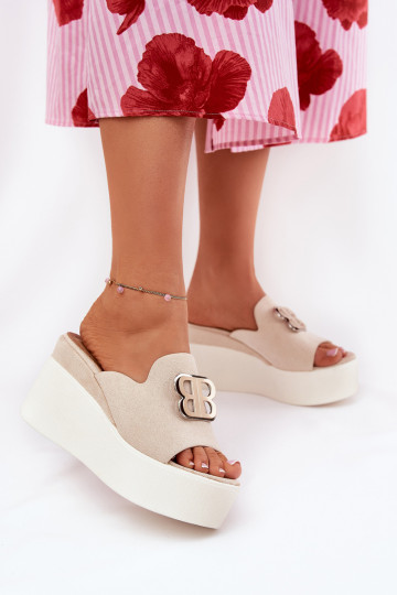 slippers met platform en hakken met ornamenten in zandkleur 2