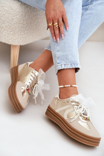 Chaussures modèle baskets Féminin avec une plateforme avec de beaux détails beige-couleur dorée Vinness