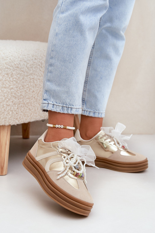 Chaussures modèle baskets Féminin avec une plateforme avec de beaux détails beige-couleur dorée Vinness Chaussures modèle baskets Féminin avec une plateforme avec de beaux détails beige-couleur dorée Vinness