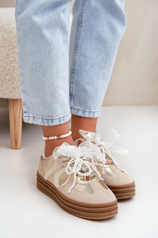 Chaussures modèle baskets Féminin avec une plateforme avec de beaux détails beige-couleur dorée Vinness Chaussures modèle baskets Féminin avec une plateforme avec de beaux détails beige-couleur dorée Vinness