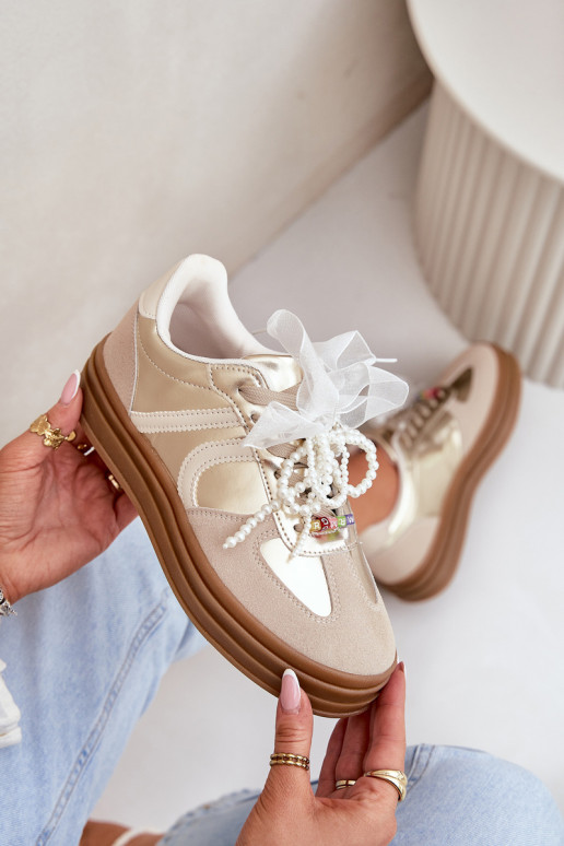 Chaussures modèle baskets Féminin avec une plateforme avec de beaux détails beige-couleur dorée Vinness Chaussures modèle baskets Féminin avec une plateforme avec de beaux détails beige-couleur dorée Vinness