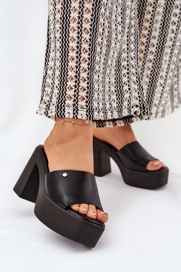 Féminin Chaussons en cuir écologique avec des talons et plateforme couleur noire Tamirella 2