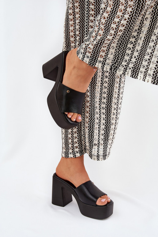 Féminin Chaussons en cuir écologique avec des talons et plateforme couleur noire Tamirella Féminin Chaussons en cuir écologique avec des talons et plateforme couleur noire Tamirella