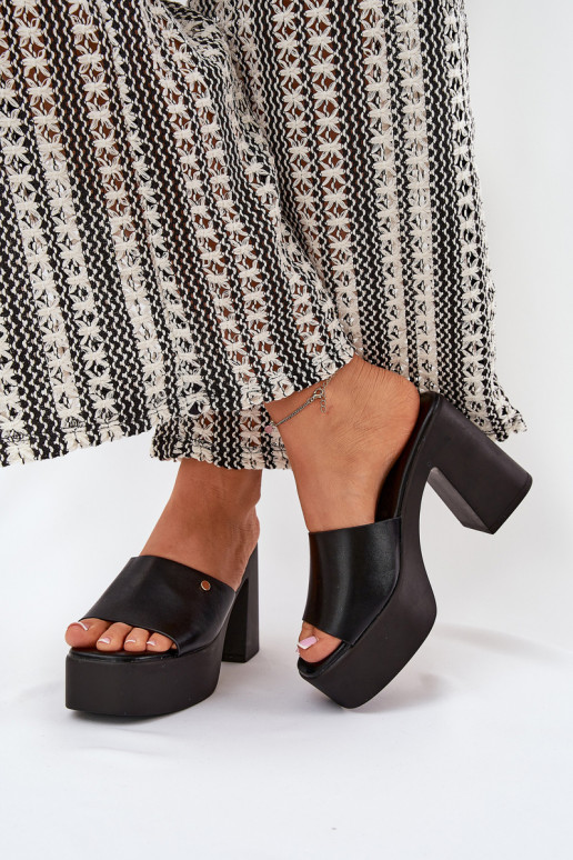 Féminin Chaussons en cuir écologique avec des talons et plateforme couleur noire Tamirella Féminin Chaussons en cuir écologique avec des talons et plateforme couleur noire Tamirella