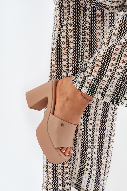 Féminin Chaussons en cuir écologique avec des talons et plateforme couleur kaki Tamirella Féminin Chaussons en cuir écologique avec des talons et plateforme couleur kaki Tamirella