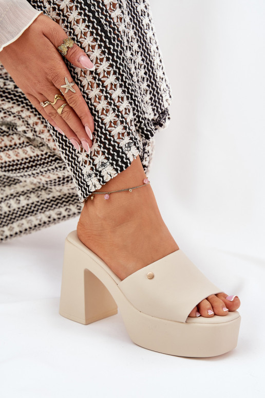 Féminin Chaussons en cuir écologique avec des talons et plateforme couleur ivoire Tamirella Féminin Chaussons en cuir écologique avec des talons et plateforme couleur ivoire Tamirella