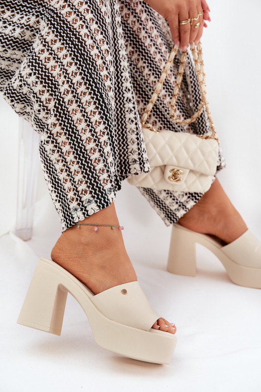 Féminin Chaussons en cuir écologique avec des talons et plateforme couleur ivoire Tamirella Féminin Chaussons en cuir écologique avec des talons et plateforme couleur ivoire Tamirella