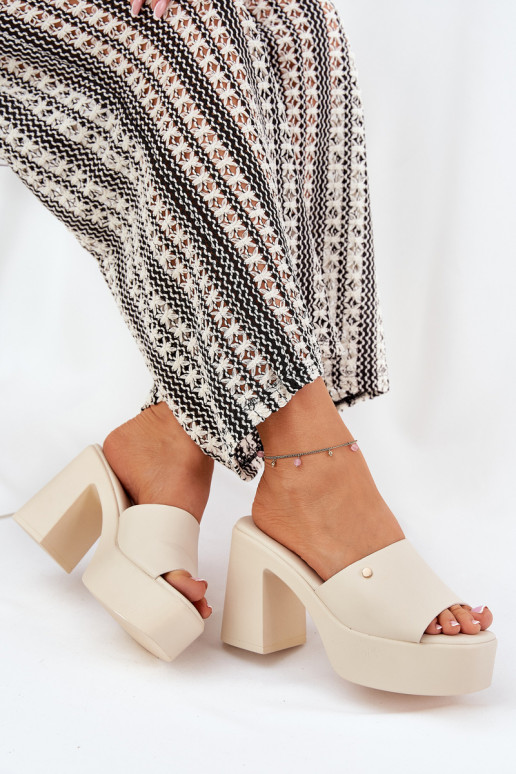 Féminin Chaussons en cuir écologique avec des talons et plateforme couleur ivoire Tamirella Féminin Chaussons en cuir écologique avec des talons et plateforme couleur ivoire Tamirella