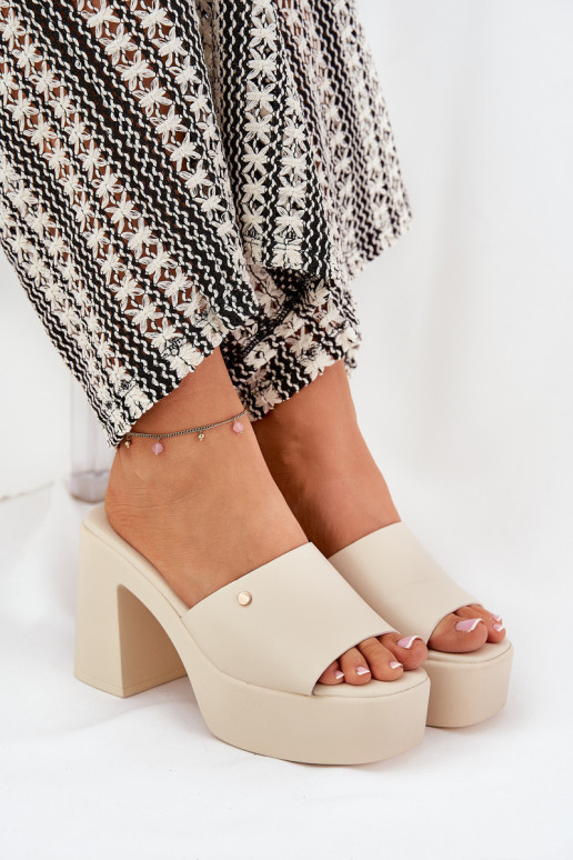 Féminin Chaussons en cuir écologique avec des talons et plateforme couleur ivoire Tamirella Féminin Chaussons en cuir écologique avec des talons et plateforme couleur ivoire Tamirella