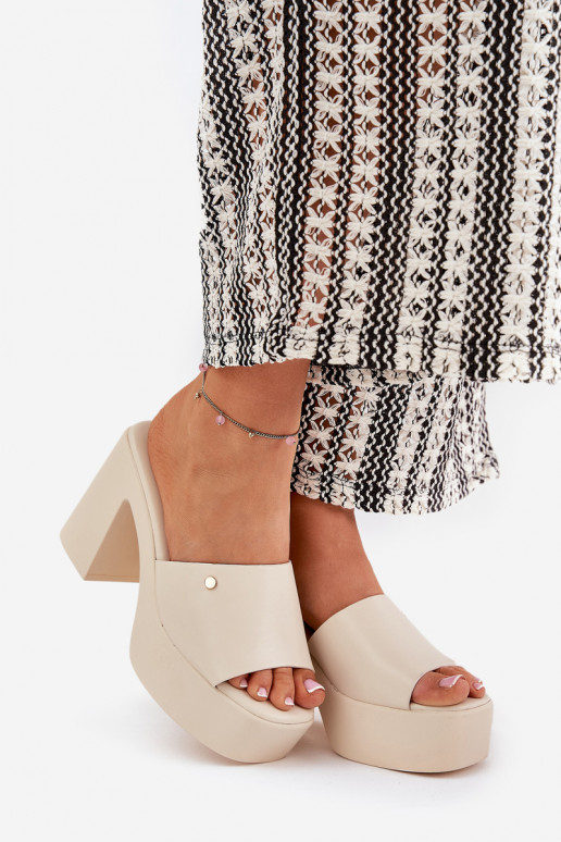 Féminin Chaussons en cuir écologique avec des talons et plateforme couleur ivoire Tamirella Féminin Chaussons en cuir écologique avec des talons et plateforme couleur ivoire Tamirella