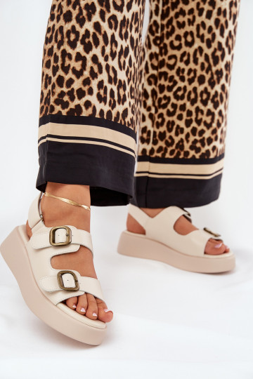 Sandales pour femmes avec une plateforme I Koturnie avec boucles beige Genorre