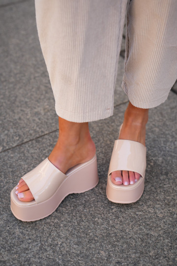 met lak-effect Dames slippers met platform Hoge Hakken zandkleur Nellevia