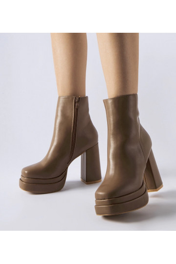 Bottines brunes à talon... 2