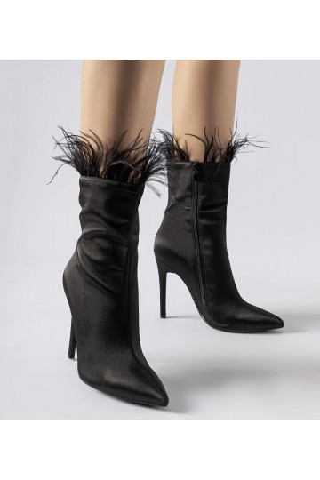 Bottines noires ornées de...